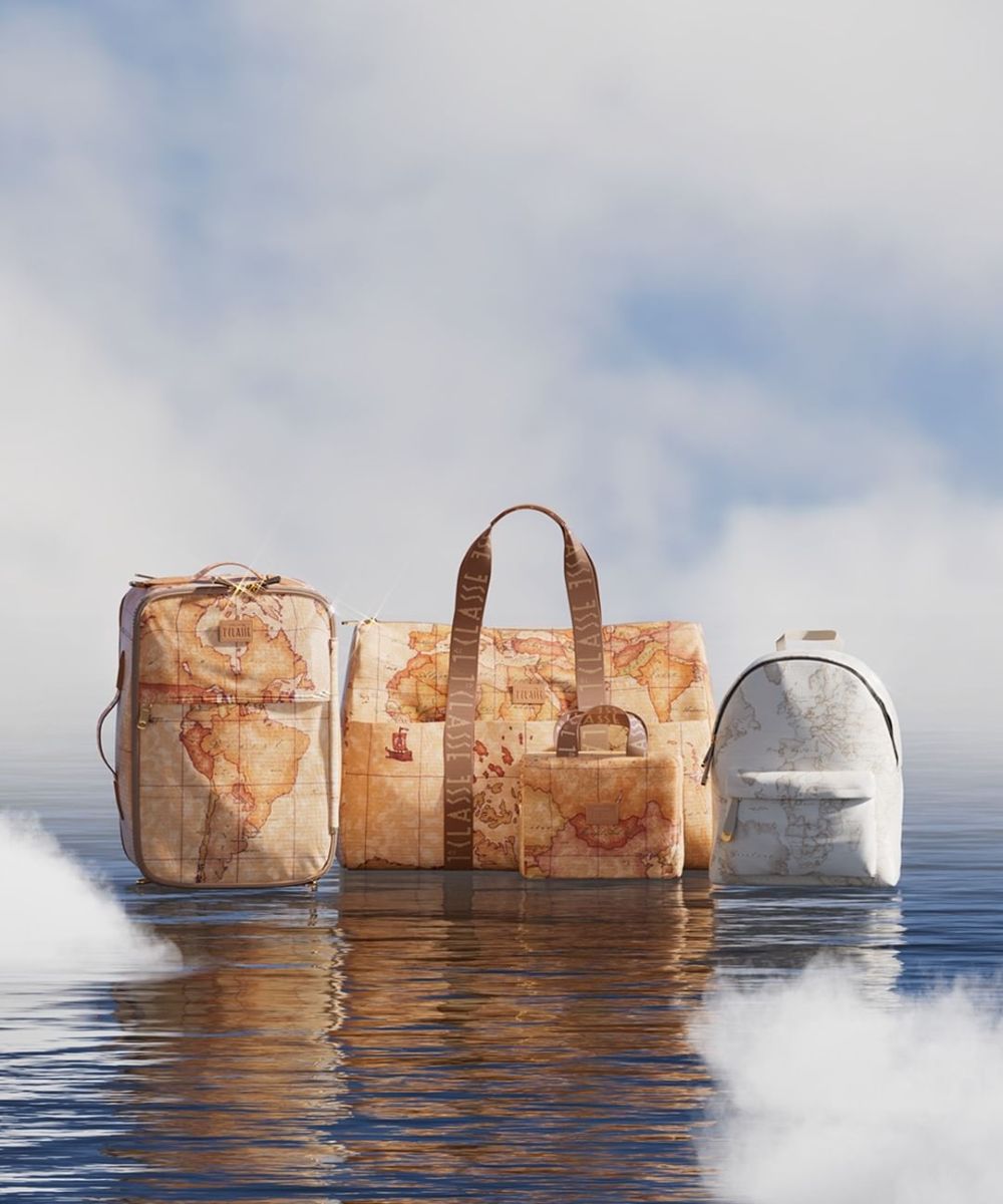 Set di bagagli Alviero Martini Geo Classic, inclusi zaino, borsa a tracolla e borsone, su sfondo cielo azzurro, moda 2024, Gibiesse.
